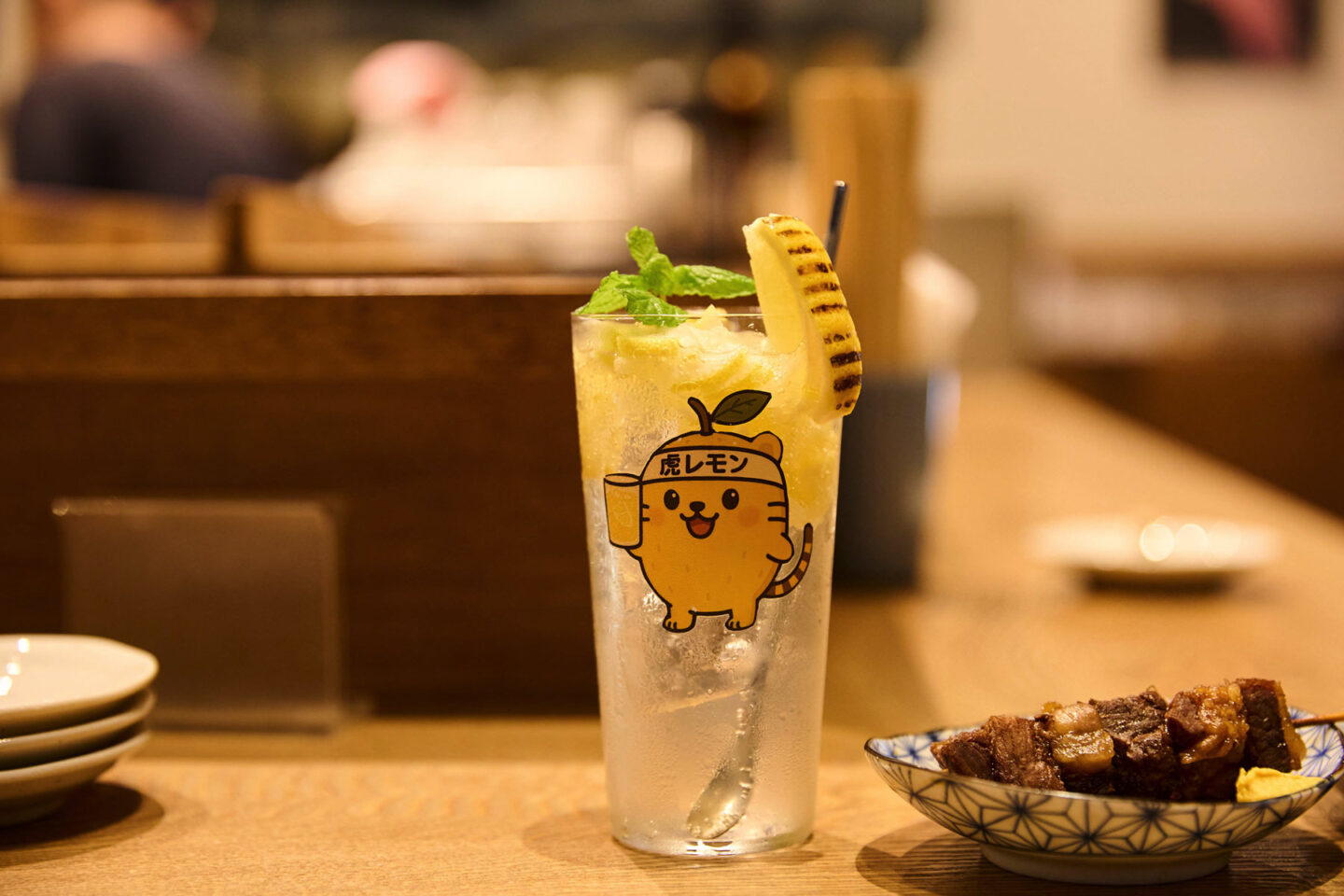 ＜角打ち KAN＞名物の虎レ門サワー