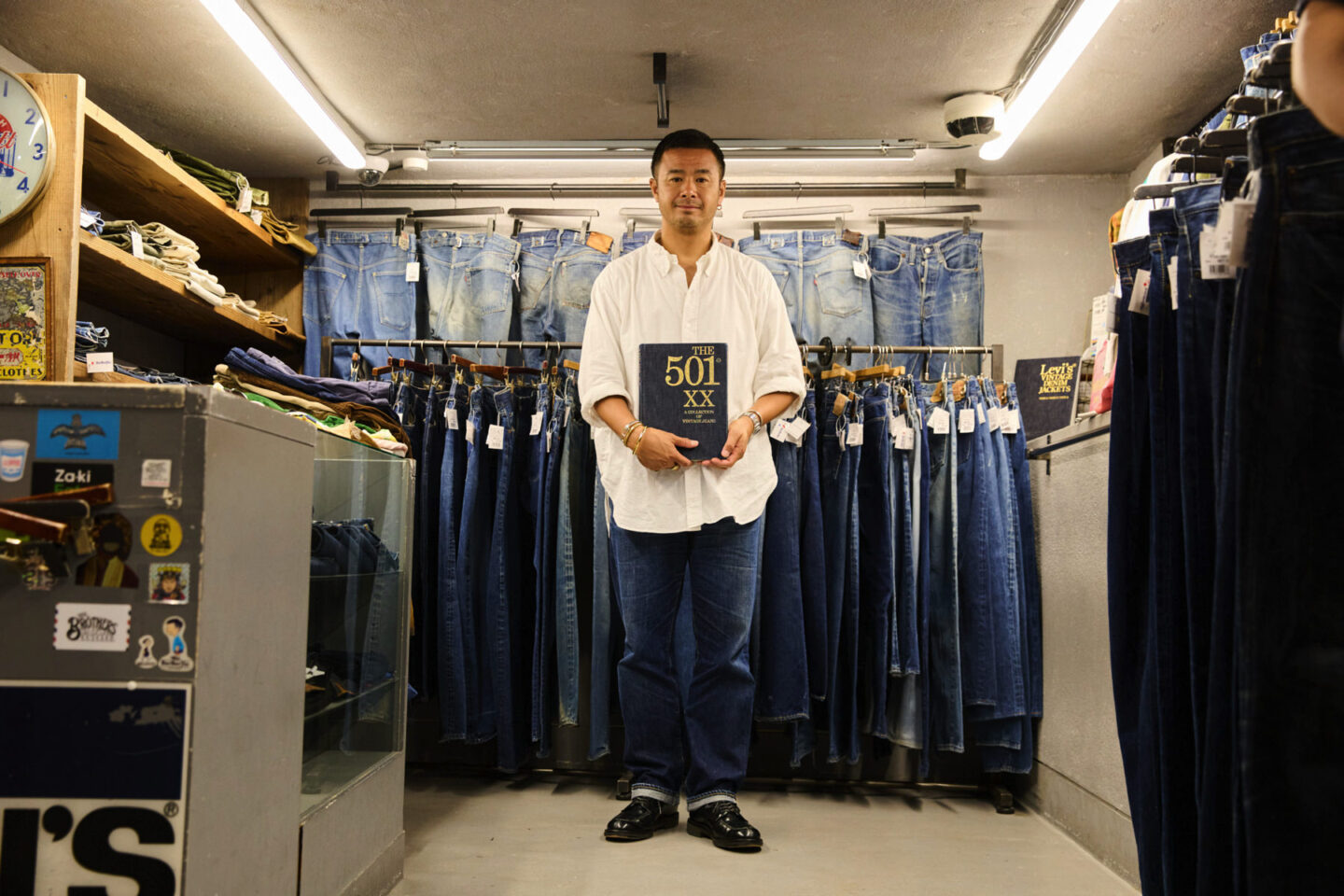 THE 501 XX® A COLLECTION OF VINTAGE JEANSを持つ藤原裕さん