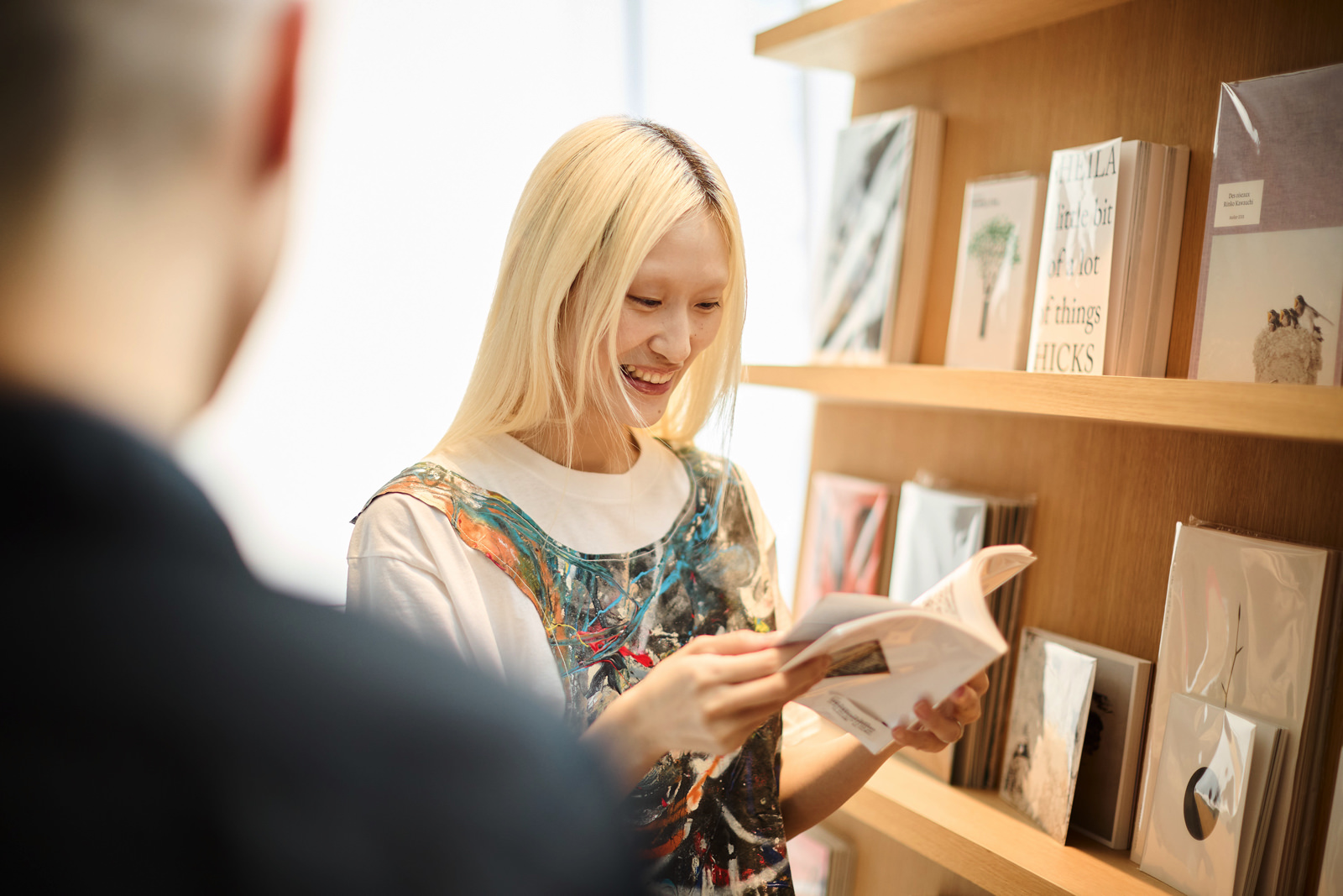 本を読むAOIさん