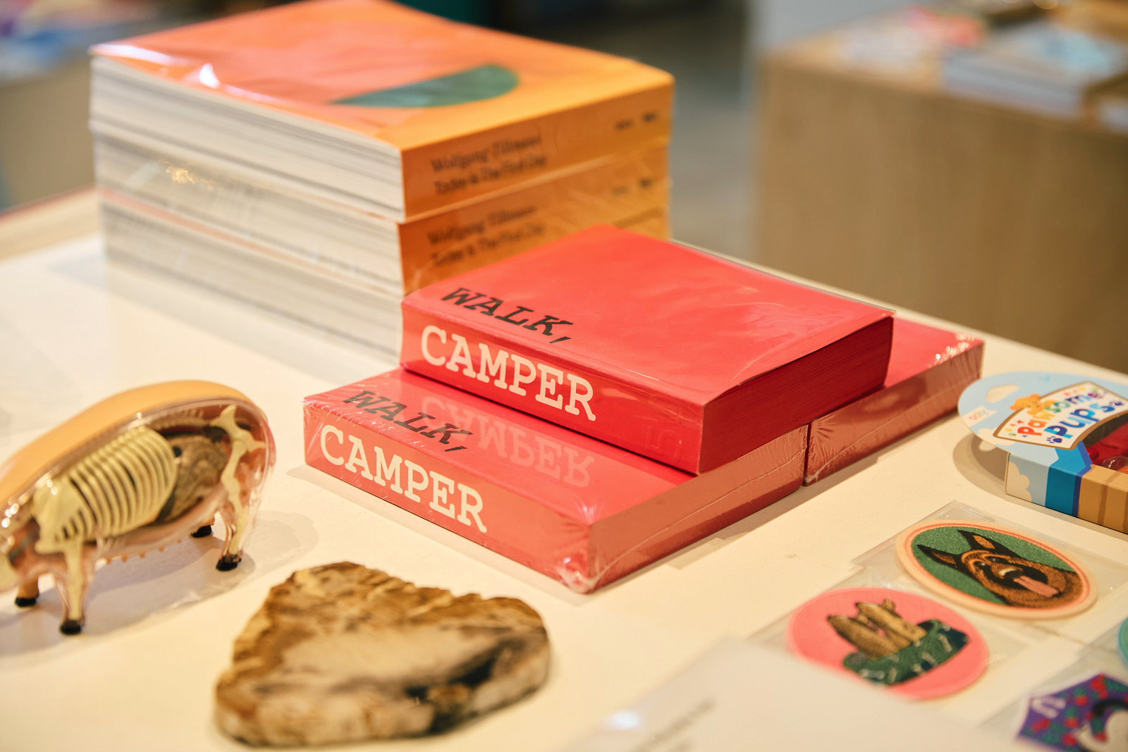 スペイン発のシューズブランド〈Camper〉がブランド設立50周年を記念して制作した『CAMPER 50 (1975-2025) WALK, DON'T RUN』。