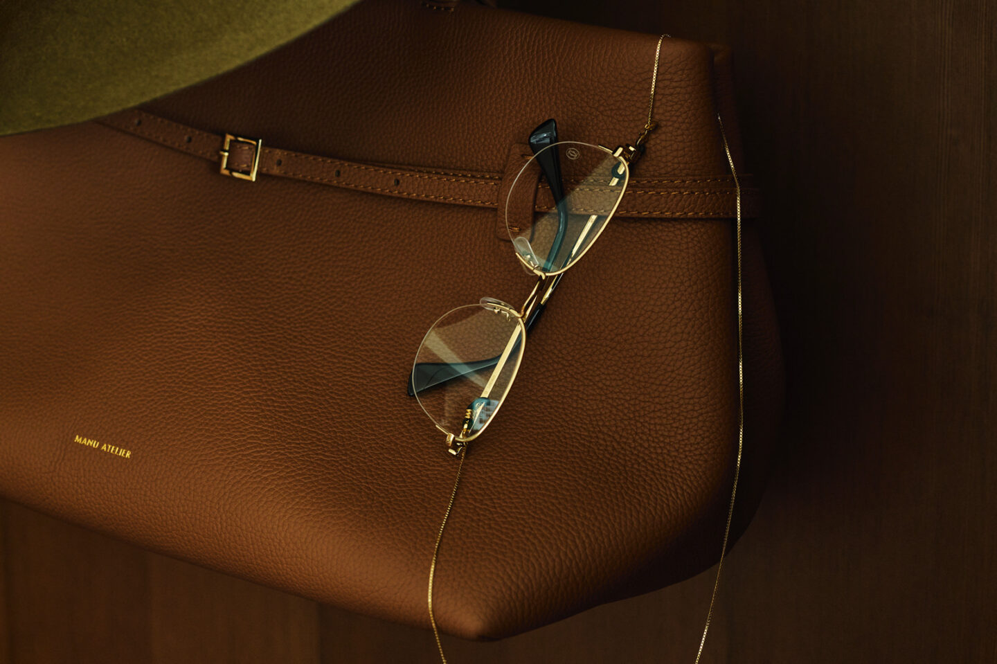 ハット（JANESSA LEONE）、バッグ（MANU ATELIER）、アイウェア（CARTIER）、グラスチェーン（HANDLY APPARELS）