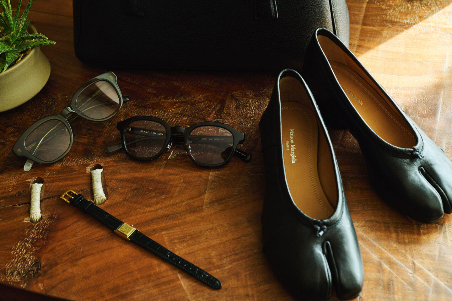 バッグ（MAISON MARGIELA）、サングラス（BLANC..／EYETHINK exclusive）、ブレスレット（LLC）、シューズ（MAISON MARGIELA）