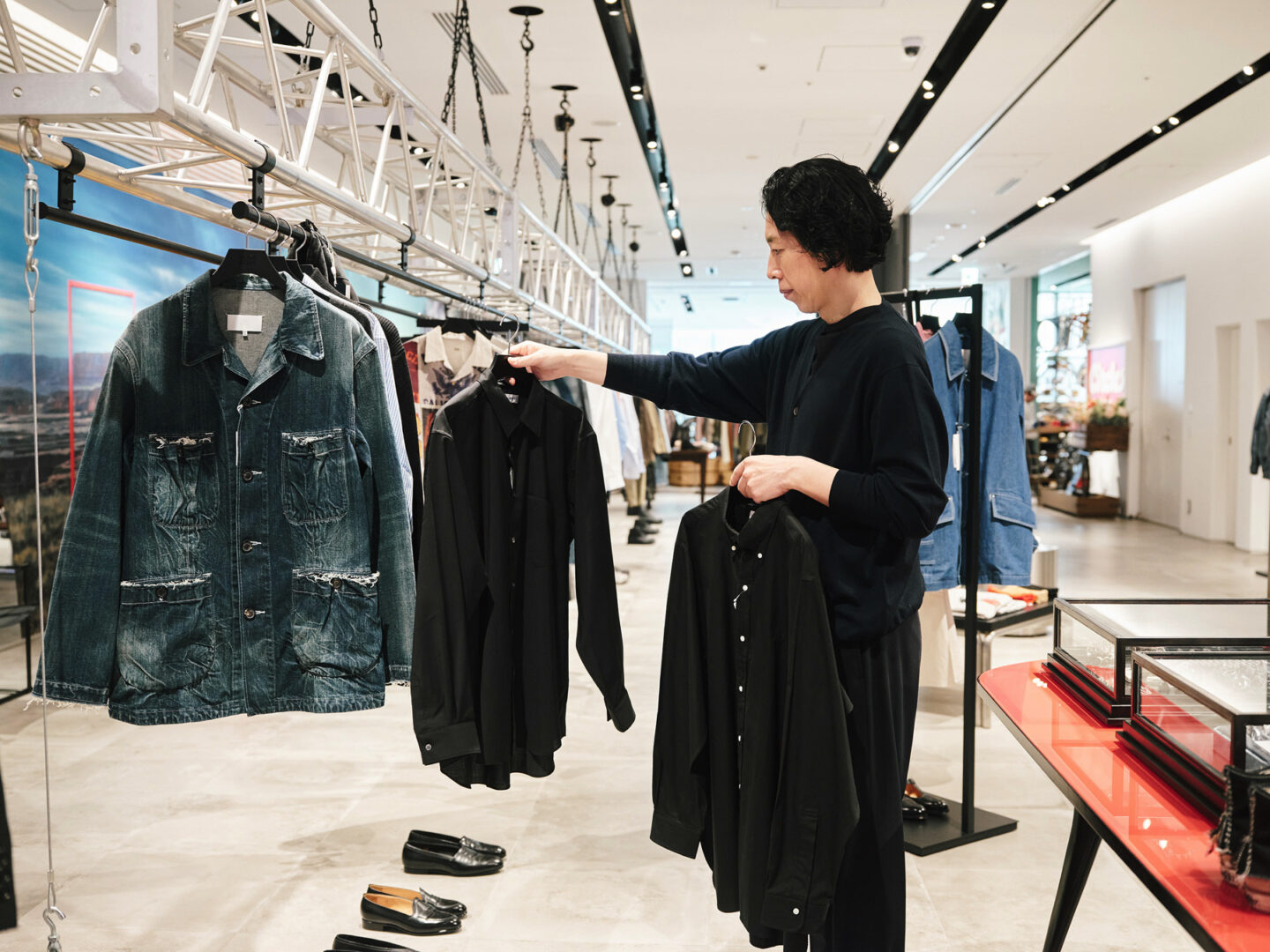 黒いシャツを手に取っている小野田 史さん