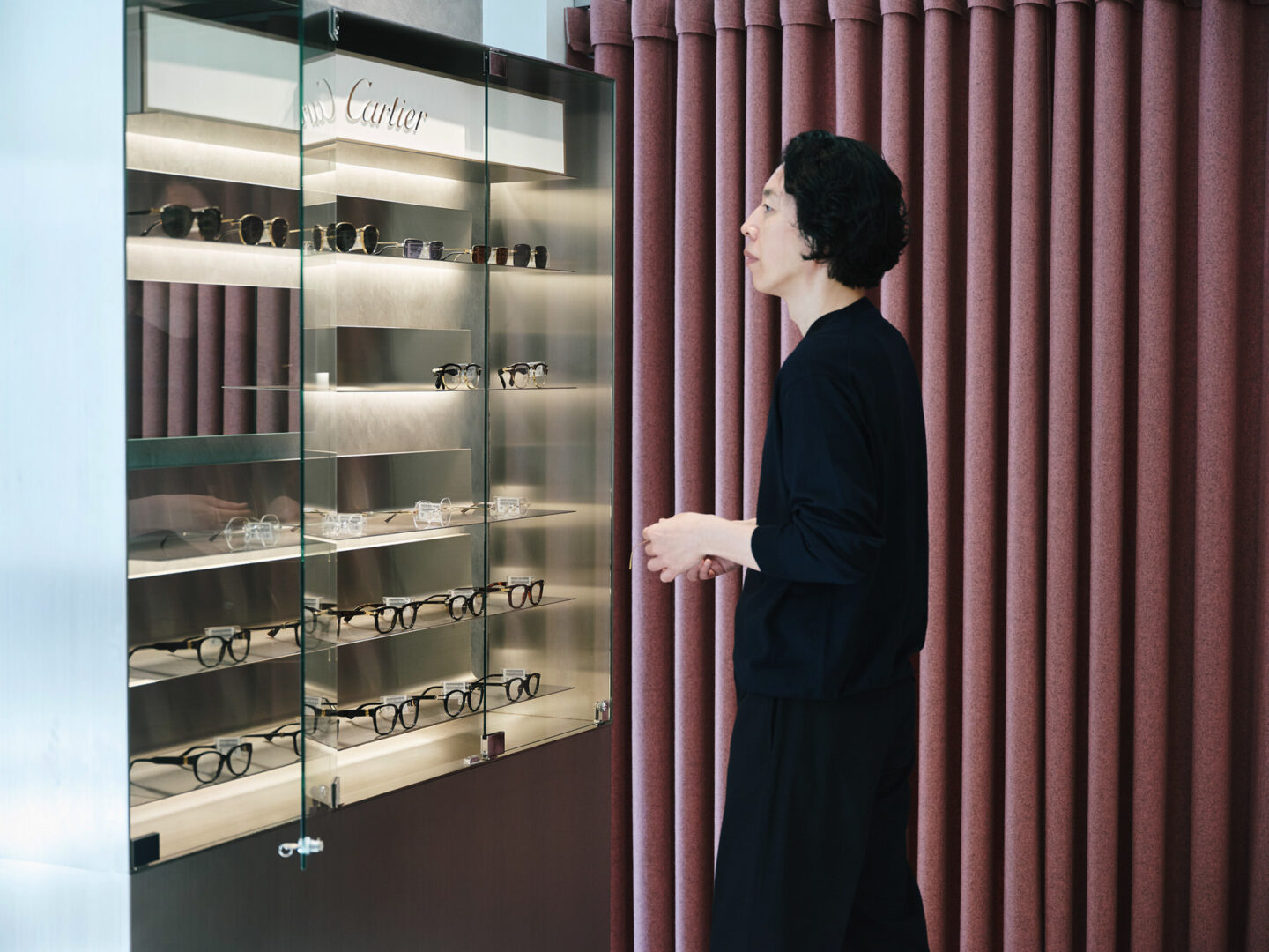 アイウェアを見る小野田 史さん