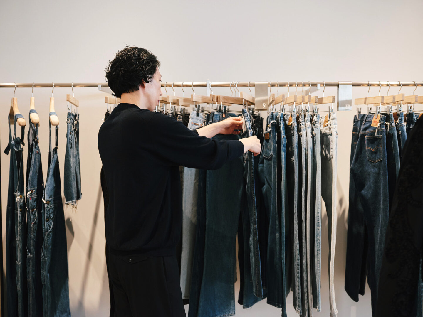 デニムを選ぶ小野田 史さん