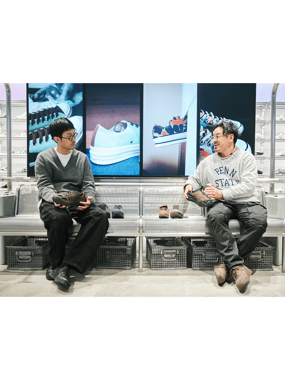 〈Herringbone Footwear〉で会話する小澤匡行さんと三田真一さん