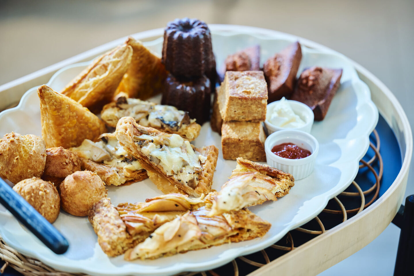 焼き菓子やパイ、カヌレなどが盛り合わせられたプレート