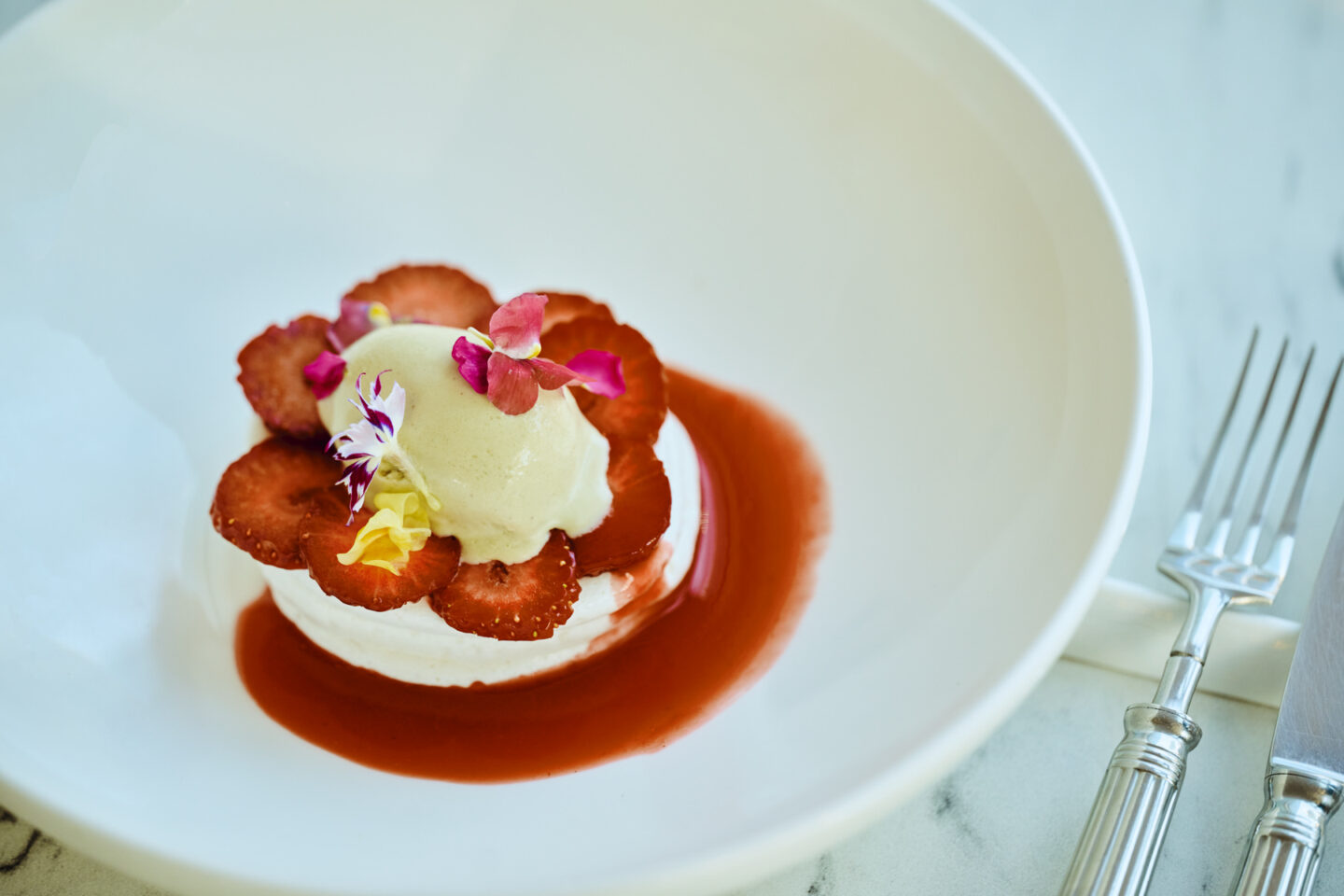 いちごとピスタチオを添えたデザート