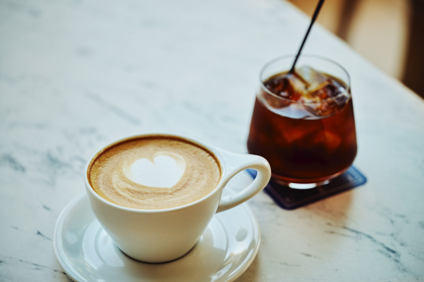 ラテアートのカフェラテとアイスティー