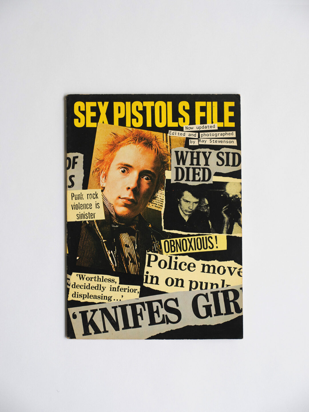 Sex Pistolsの写真と新聞切り抜き風デザインの書籍『SEX PISTOLS FILE』表紙