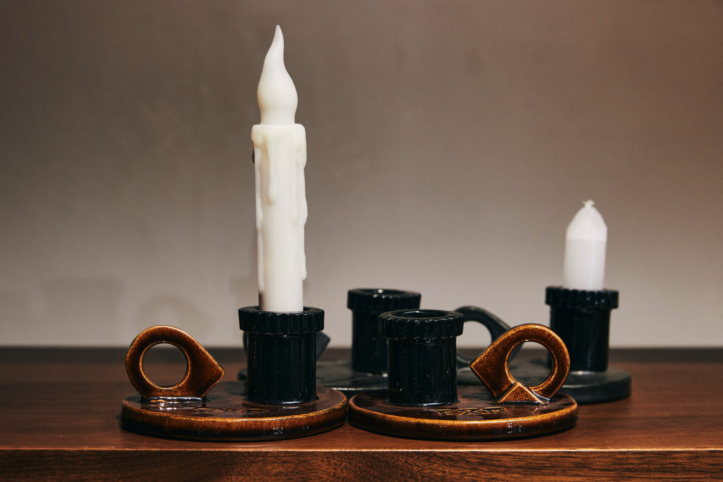 陶器製のキャンドルホルダーに白いキャンドルを立てたオブジェ