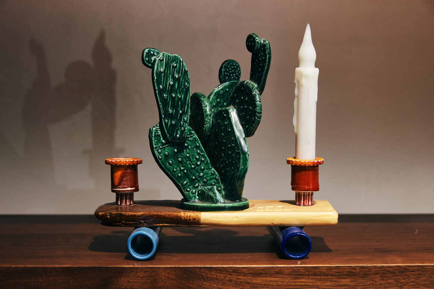 サボテンモチーフの陶器オブジェとキャンドルホルダーのディスプレイ