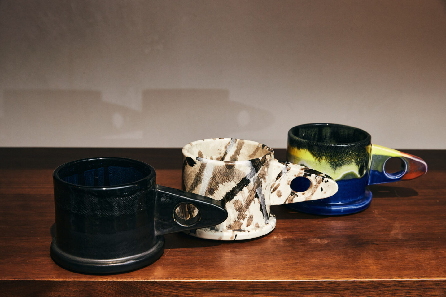 個性的なハンドルデザインの陶器カップ3点のプロダクトカット