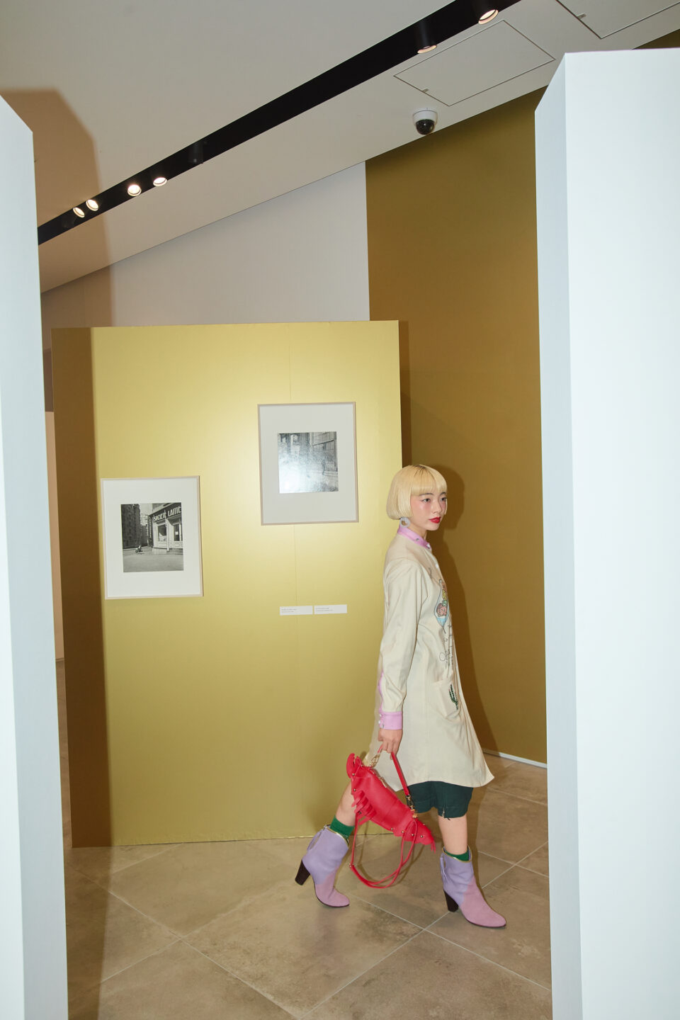 アオイヤマダさんがギャラリースペースを歩くファッションビジュアル